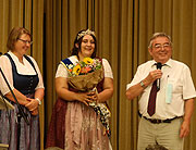 Verabschiedung der Vorgängerin Lena I. durch Clauda Westner er, 1. Vorsitzende der Spargel-Erzeugergemeinschaft Südbayern (©Foto: Martin Schmitz)